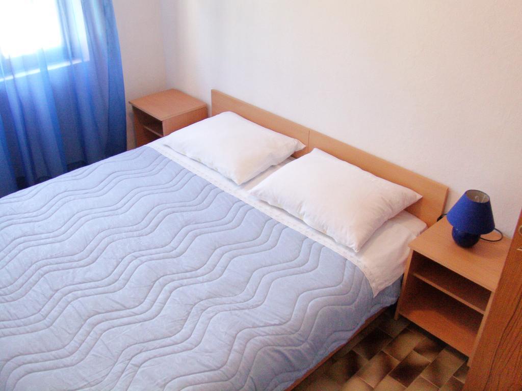 Apartments Sonija Gdinj Exterior photo